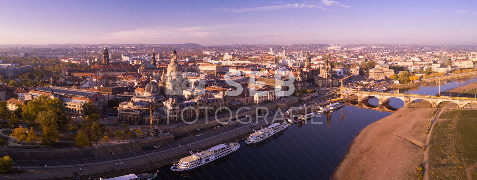 Dresden - Panorama vom Königsufer mit Silhouette der Altstadt