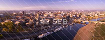 Dresden - Panorama vom Königsufer mit Silhouette der Altstadt