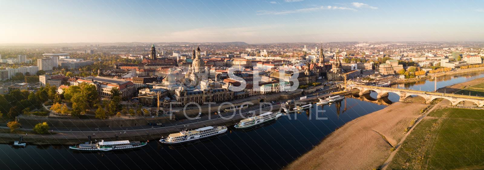 Dresden - Panorama vom Königsufer mit Silhouette der Altstadt