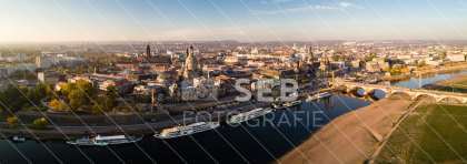 Dresden - Panorama vom Königsufer mit Silhouette der Altstadt