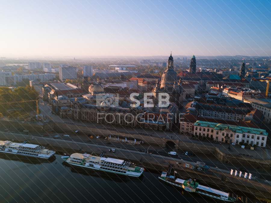 Dresden - Königsufer mit Silhouette der Altstadt