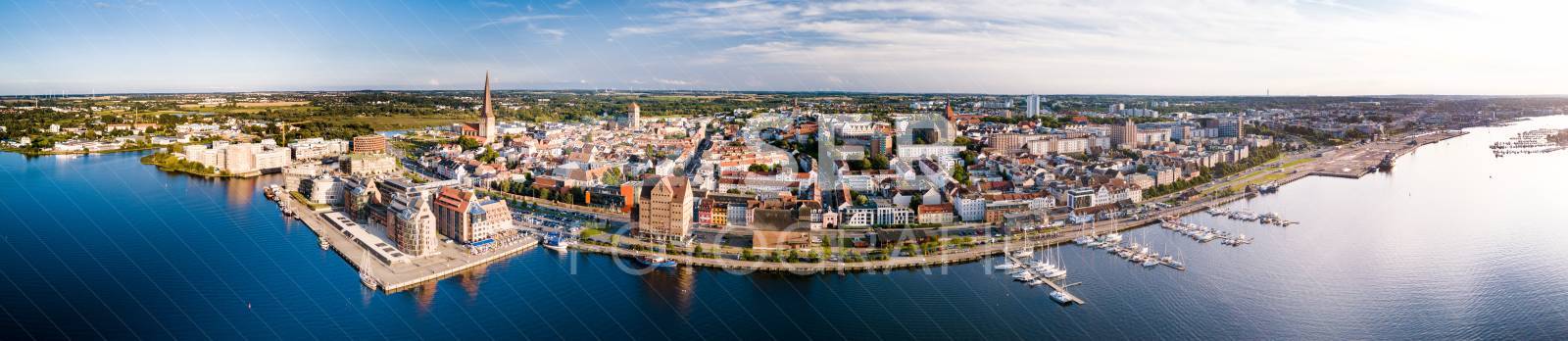 Panorama vom Rostocker Stadthafen mit Speichern