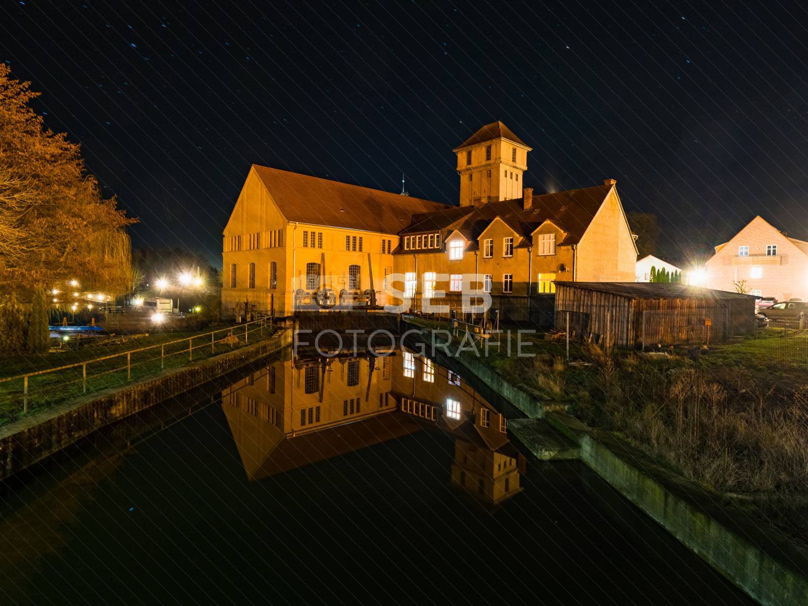E-Werk Neustadt-Glewe bei Nacht
