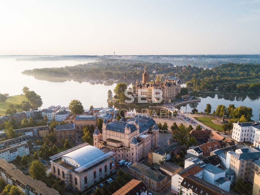 Blick zum Schweriner Schloss und Staatlichen Theater