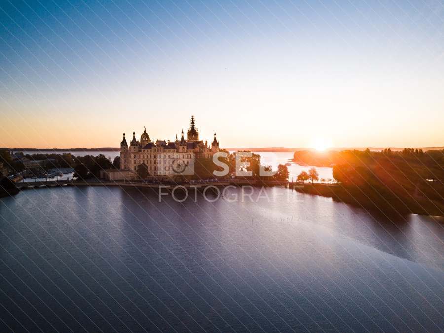 Schweriner Schloss bei Sonnenaufgang