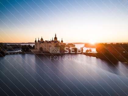 Schweriner Schloss bei Sonnenaufgang