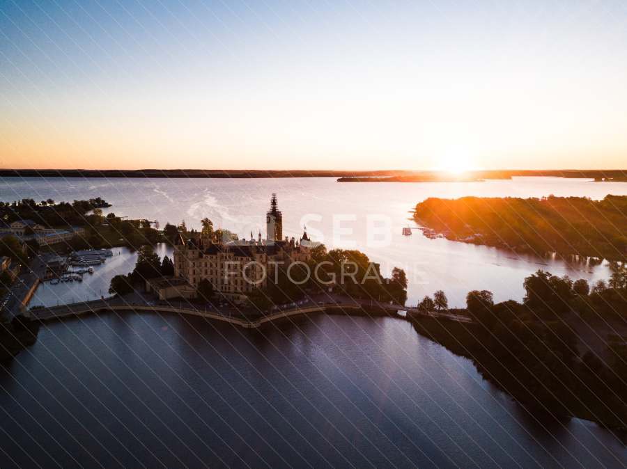 Schweriner Schloss bei Sonnenaufgang