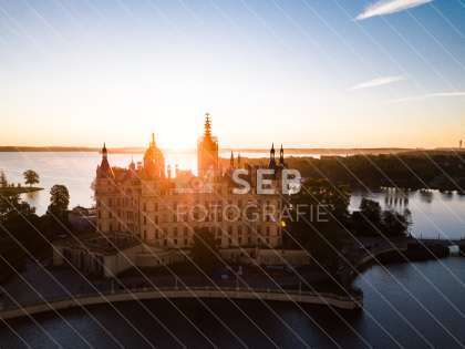 Schweriner Schloss bei Sonnenaufgang
