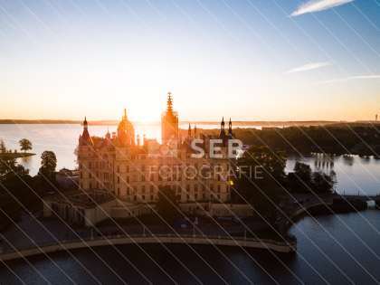 Schweriner Schloss bei Sonnenaufgang