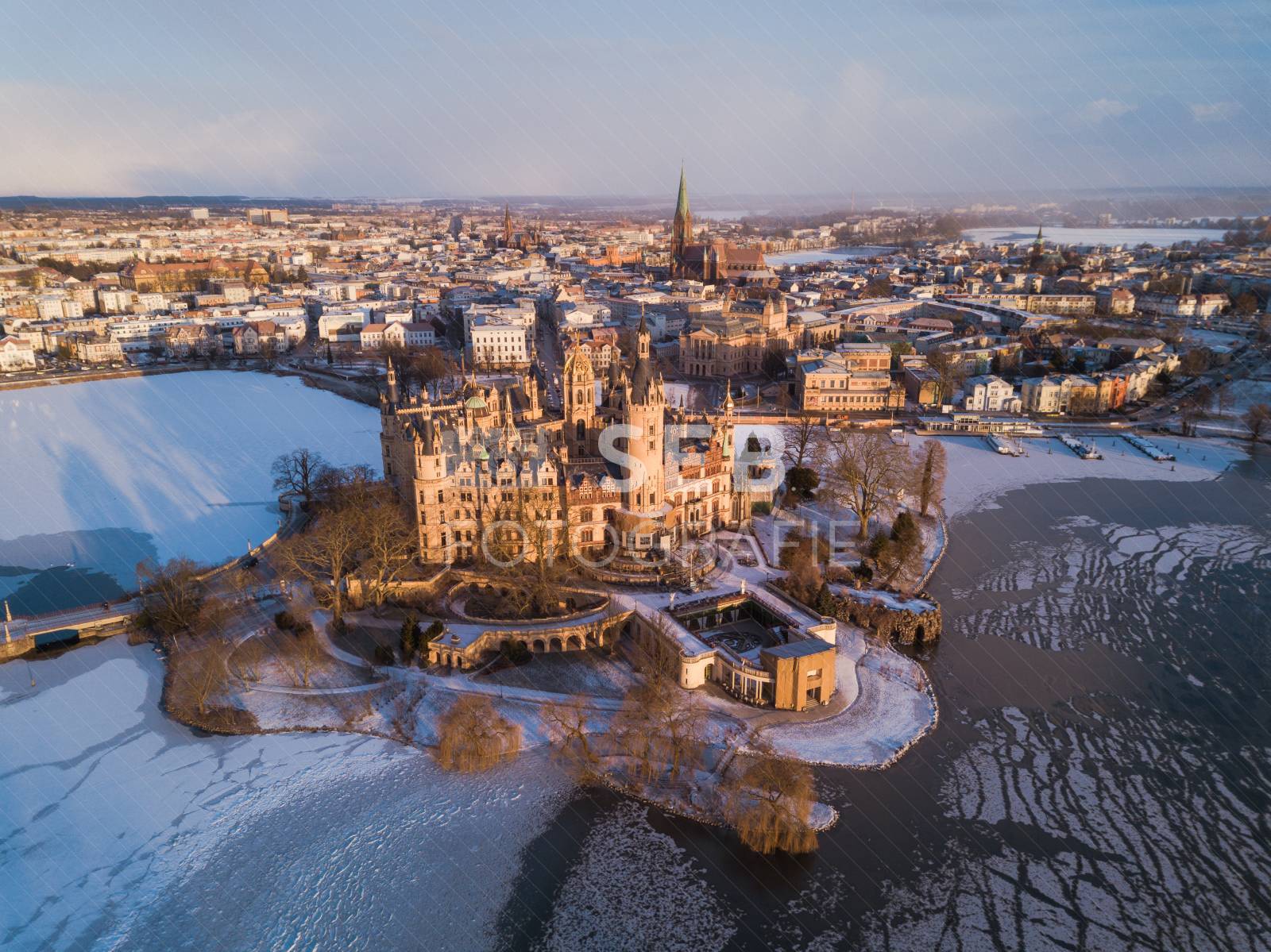 Schweriner Schloss bei Frost