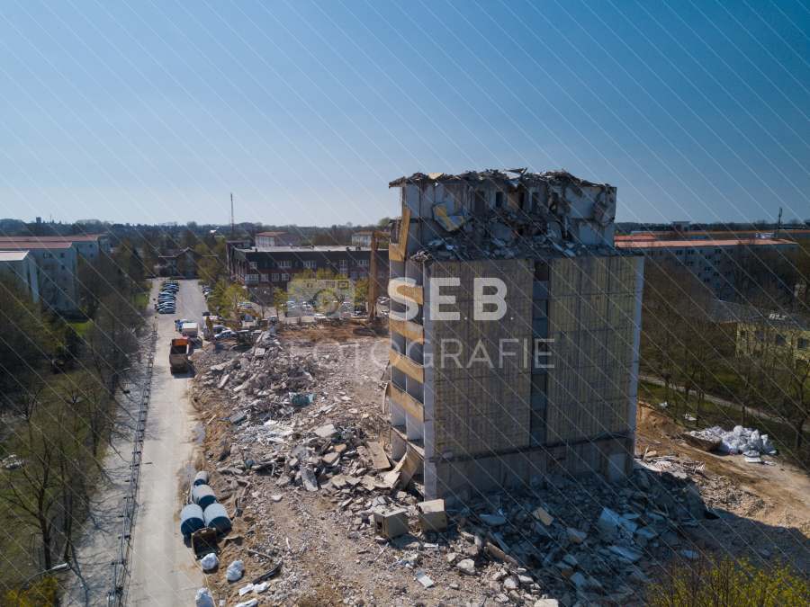 Abriss eines Plattenbaus in Schwerin Lankow