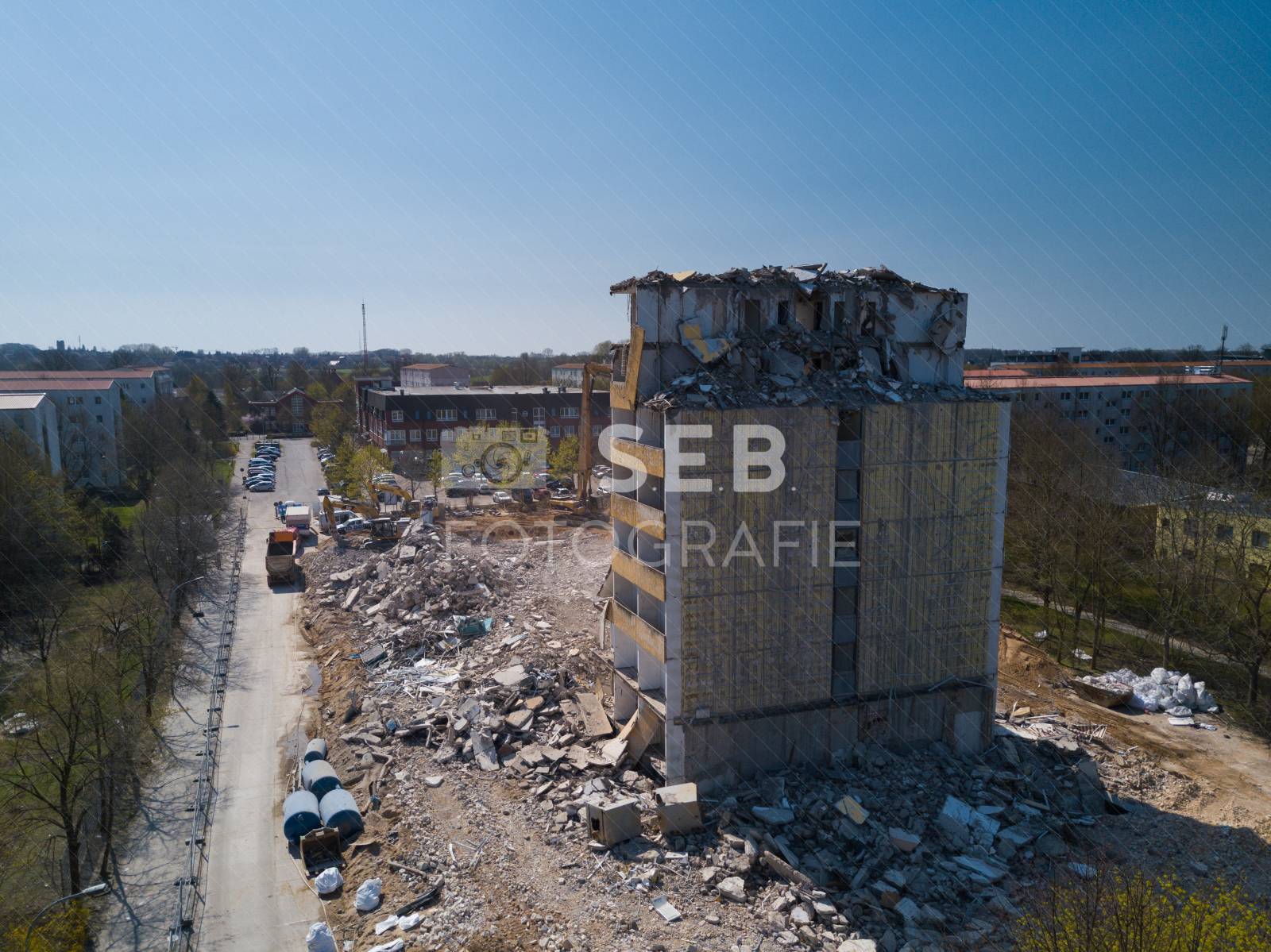 Abriss eines Plattenbaus in Schwerin Lankow