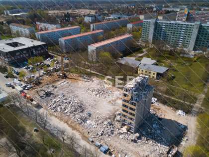 Abriss eines Plattenbaus in Schwerin Lankow