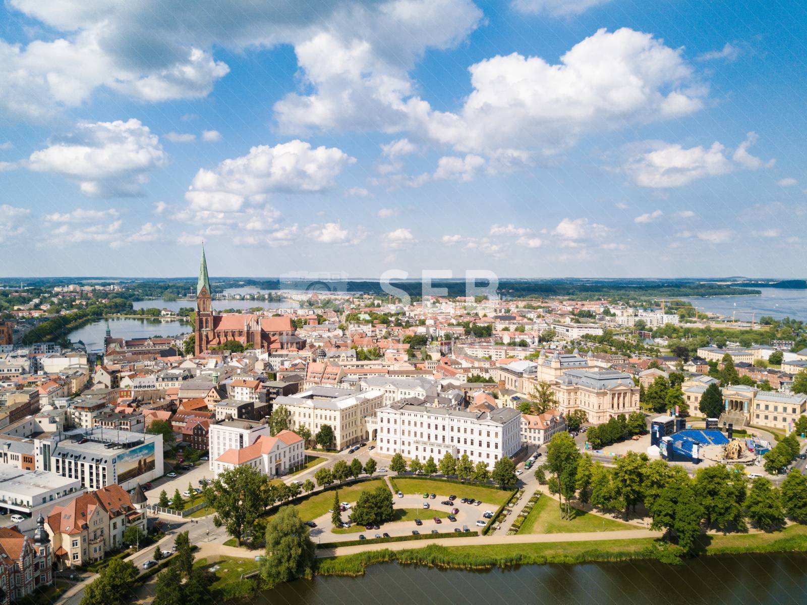 Blick vom Burgsee Richtung Staatskanzlei, Dom, Theater und Museu