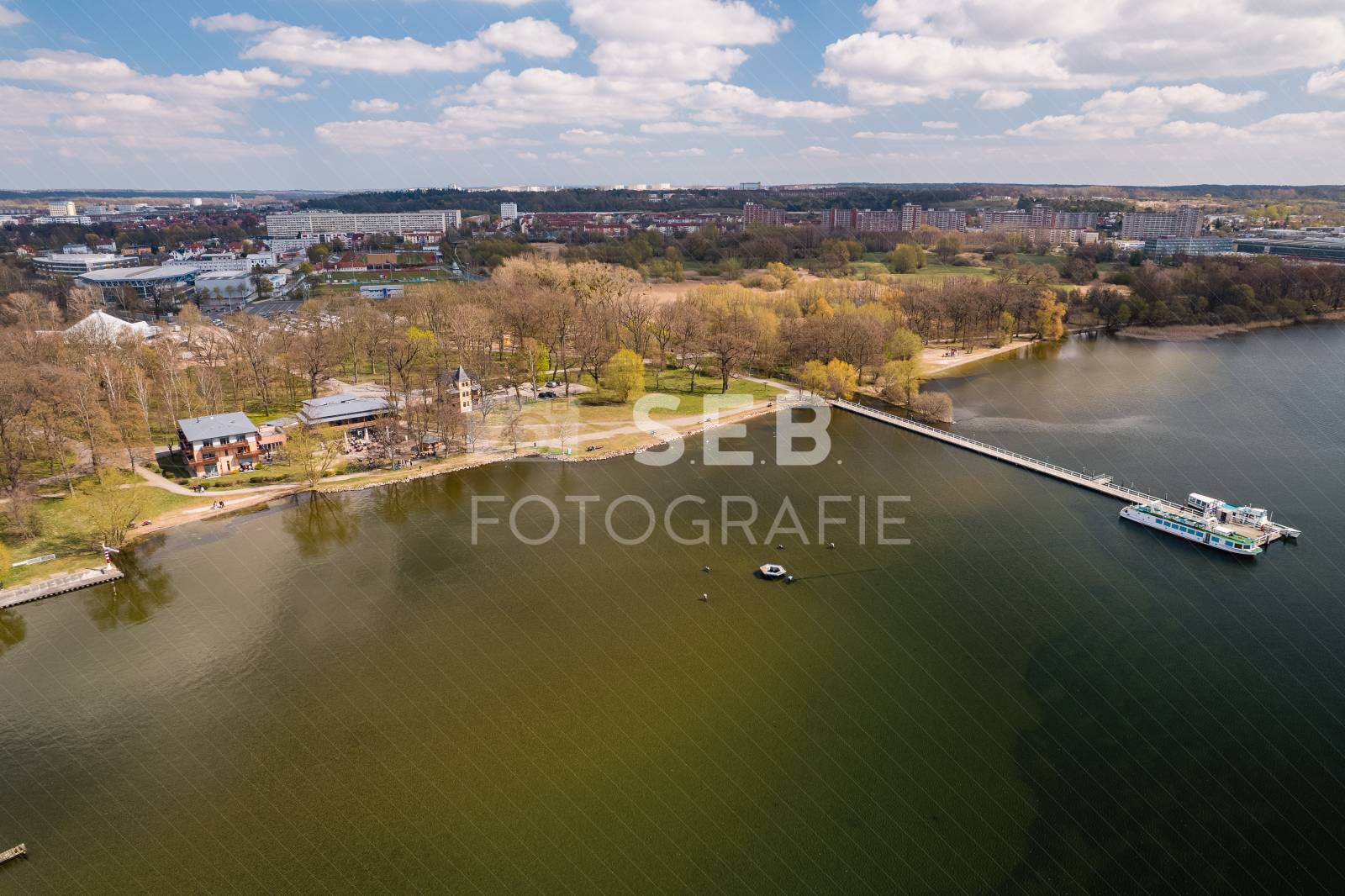 Badehaus und Fahrgastschiffe