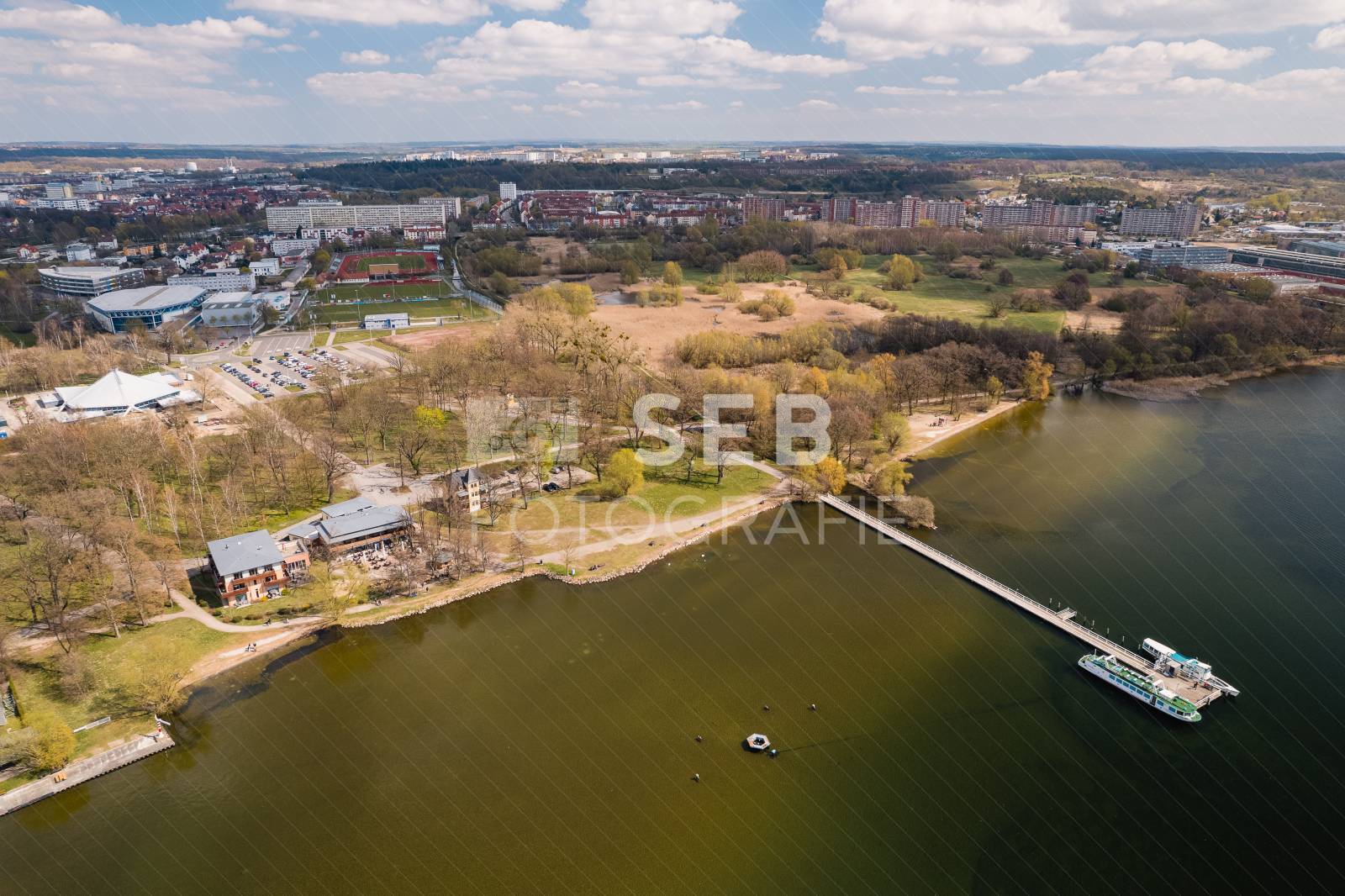 Fahrgastschiffe und Badehaus