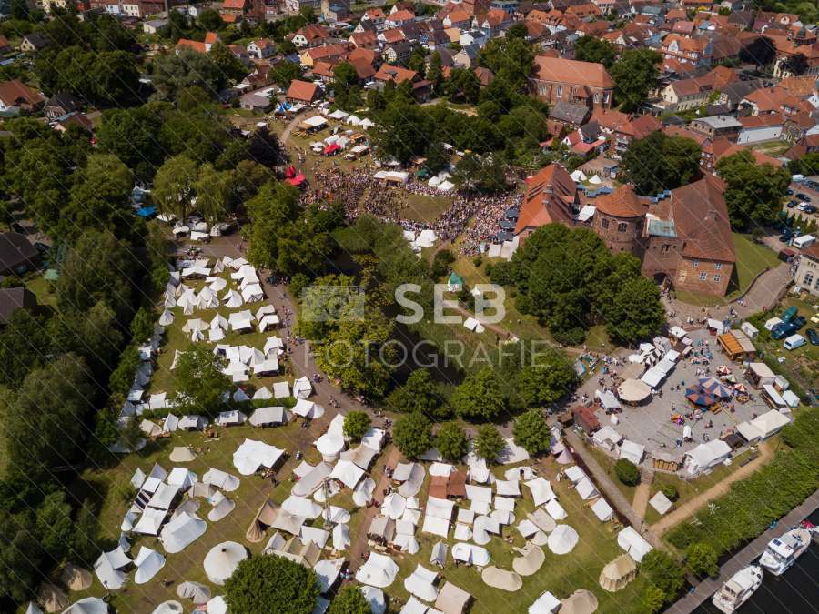 Das Burgfest Neustadt-Glewe von oben