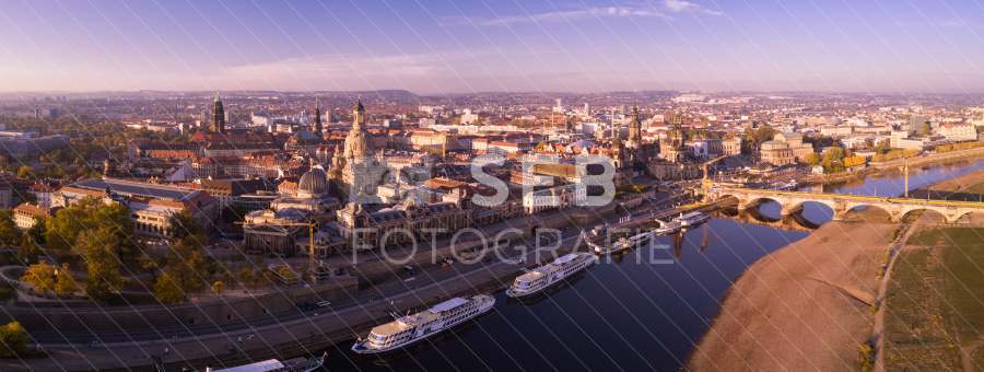 Dresden - Panorama vom Königsufer mit Silhouette der Altstadt