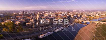 Dresden - Panorama vom Königsufer mit Silhouette der Altstadt