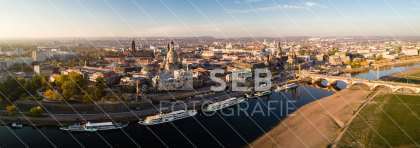 Dresden - Panorama vom Königsufer mit Silhouette der Altstadt