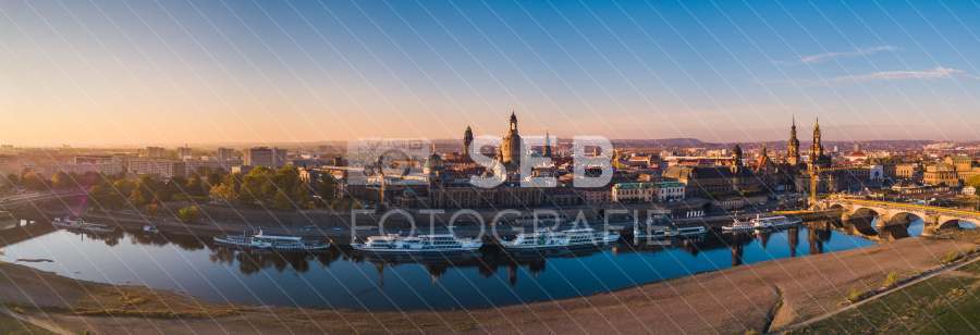 Dresden - Panorama vom Königsufer mit Silhouette der Altstadt