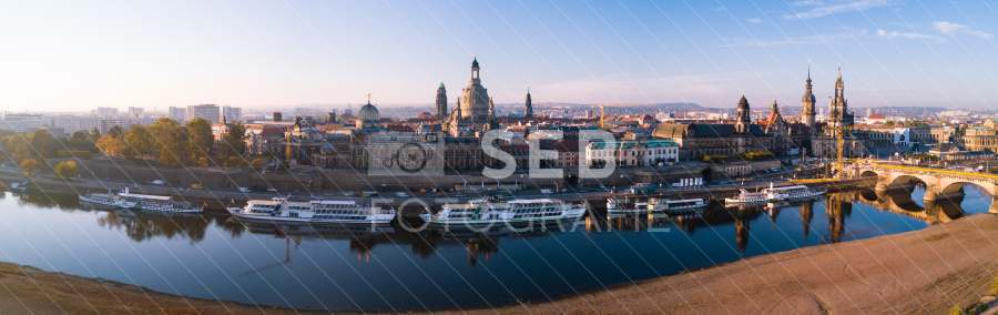 Dresden - Panorama vom Königsufer mit Silhouette der Altstadt