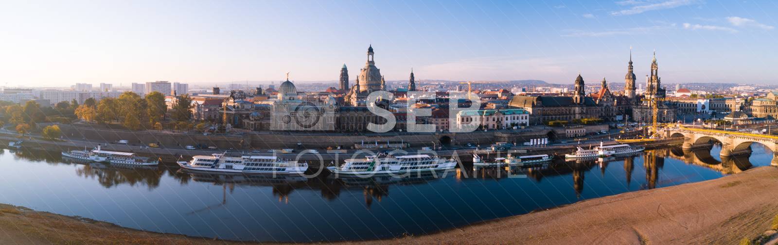 Dresden - Panorama vom Königsufer mit Silhouette der Altstadt