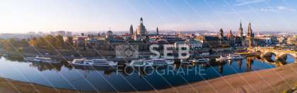 Dresden - Panorama vom Königsufer mit Silhouette der Altstadt