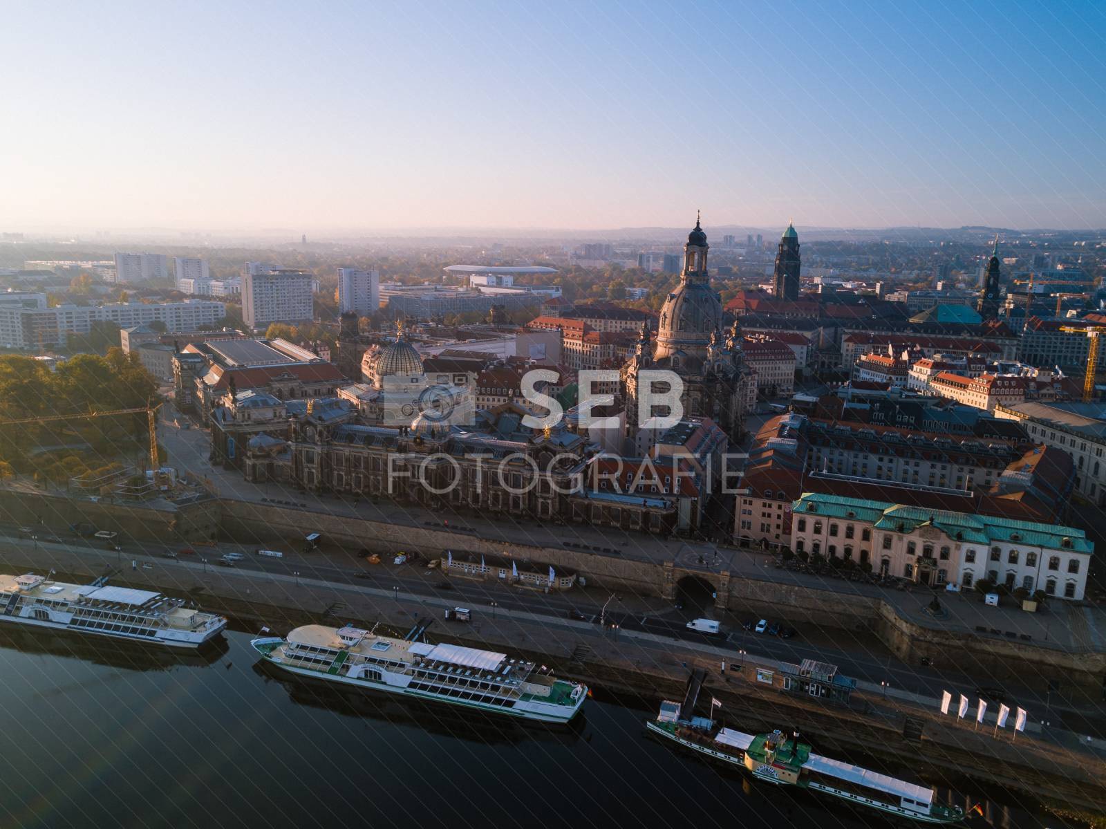 Dresden - Königsufer mit Silhouette der Altstadt