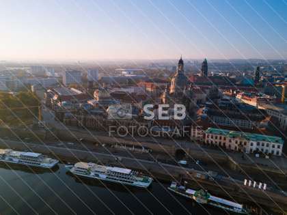 Dresden - Königsufer mit Silhouette der Altstadt