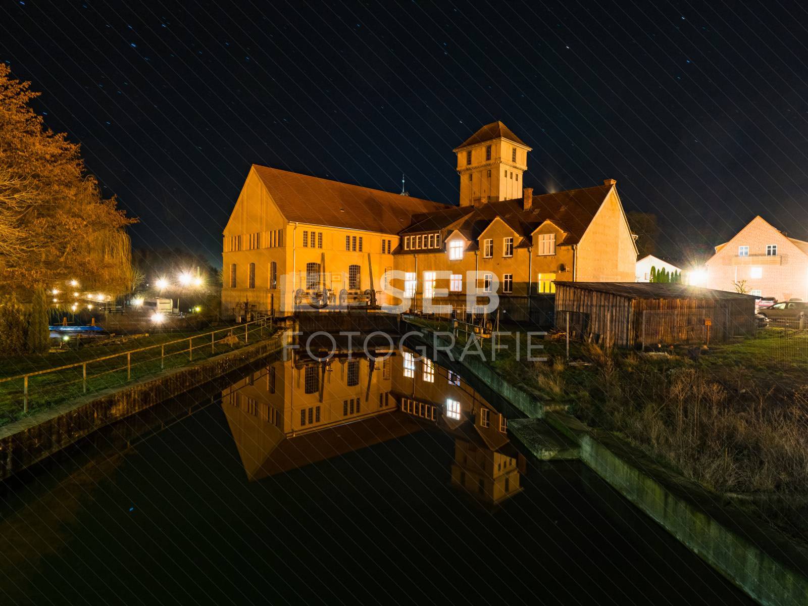 E-Werk Neustadt-Glewe bei Nacht