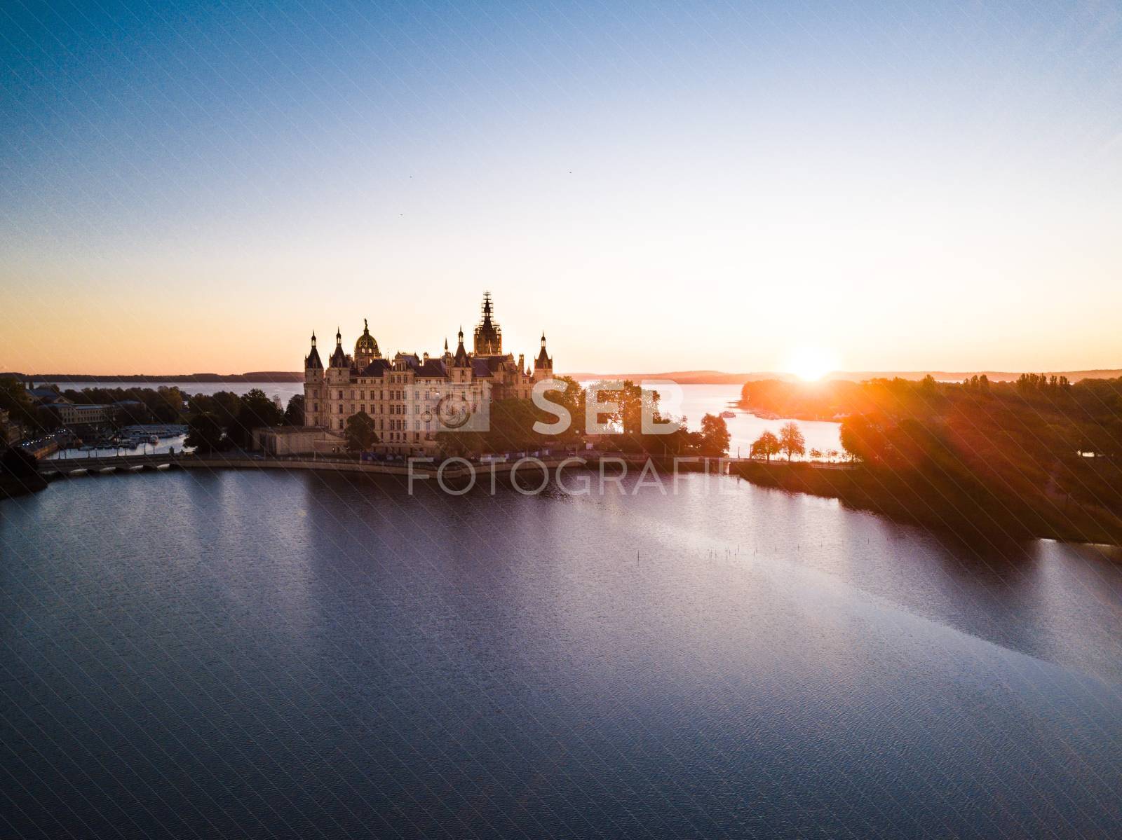 Schweriner Schloss bei Sonnenaufgang