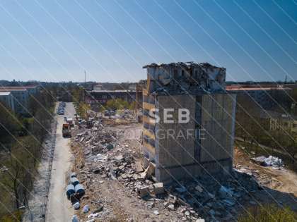 Abriss eines Plattenbaus in Schwerin Lankow