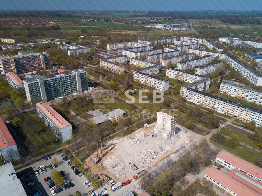 Abriss eines Plattenbaus in Schwerin Lankow